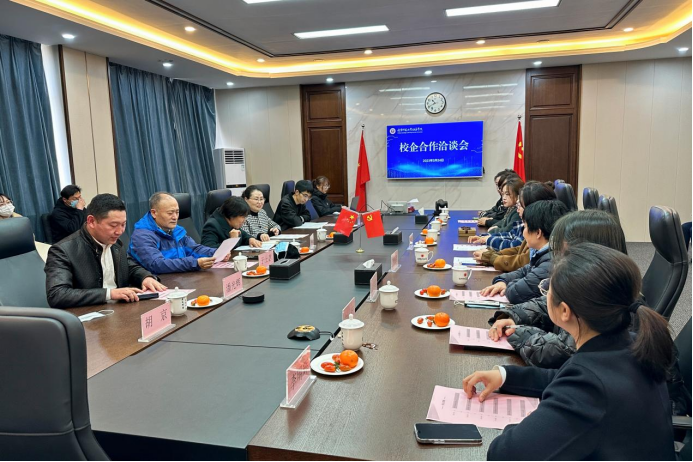 潘光辉及相关负责同志参加了签约仪式。教务处处长刘桂萍主持签约仪式。